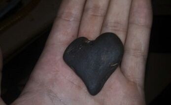 szív alakú kő, mint a szerencse talizmánja