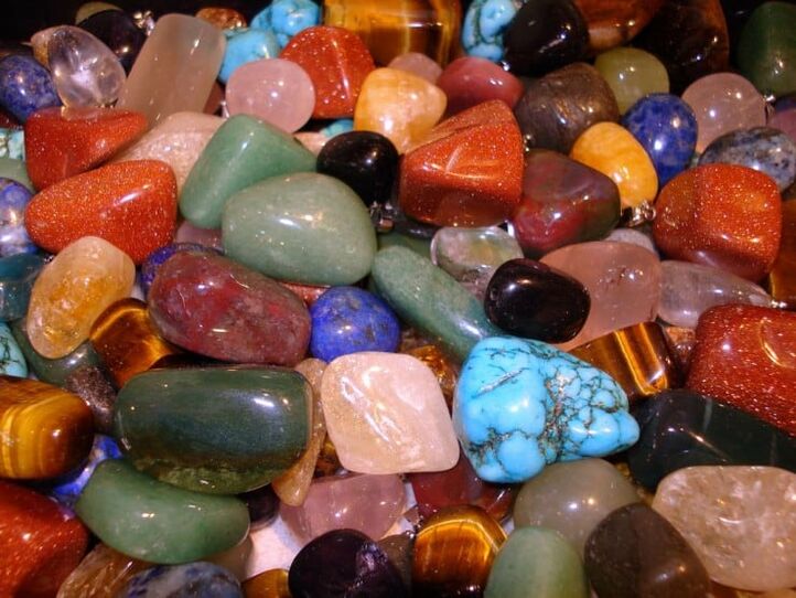 színes kövek a szerencse talizmánjaiként