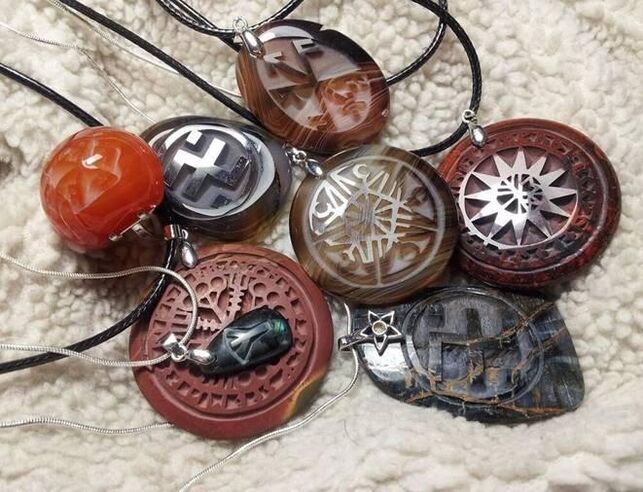 Amulettek medálok formájában a szerencséért, a gazdagságért és az egészségért